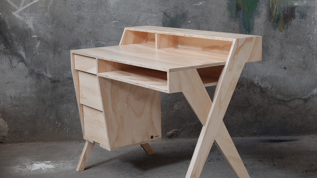 Escritorio Maderístico: diseño de autor en pino contrachapado