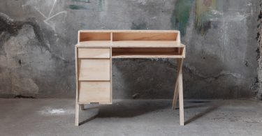Escritorio Maderístico: diseño de autor en pino contrachapado
