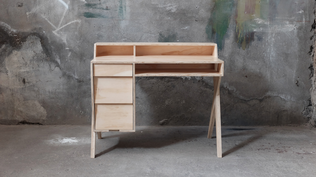 Escritorio Maderístico: diseño de autor en pino contrachapado