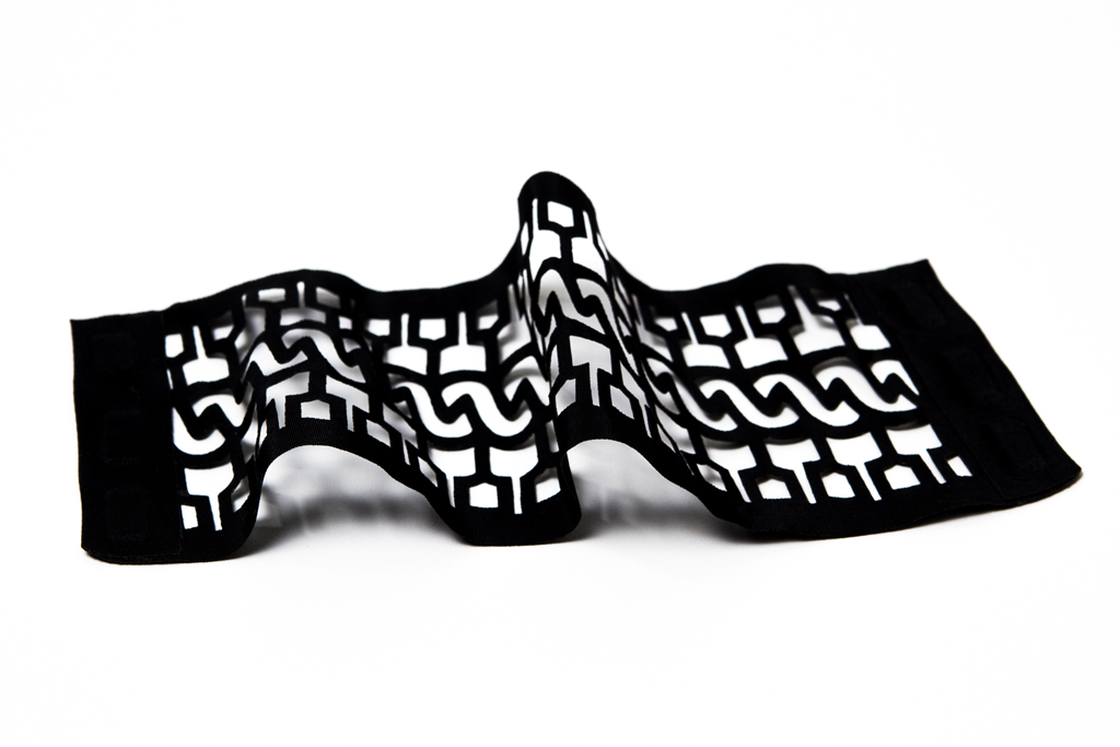 Série Roller: joyería contemporánea entre arte gráfico y experimentación textil