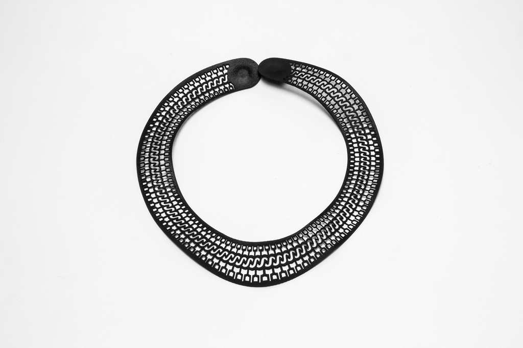 Série Roller: joyería contemporánea entre arte gráfico y experimentación textil