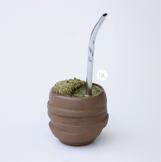 Acento: mate de gres que reinterpreta el ritual colectivo uruguayo