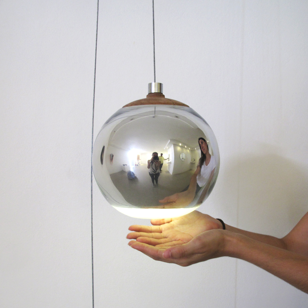 Malabares: instalación interactiva sobre tiempo, reflejo y lectura personal