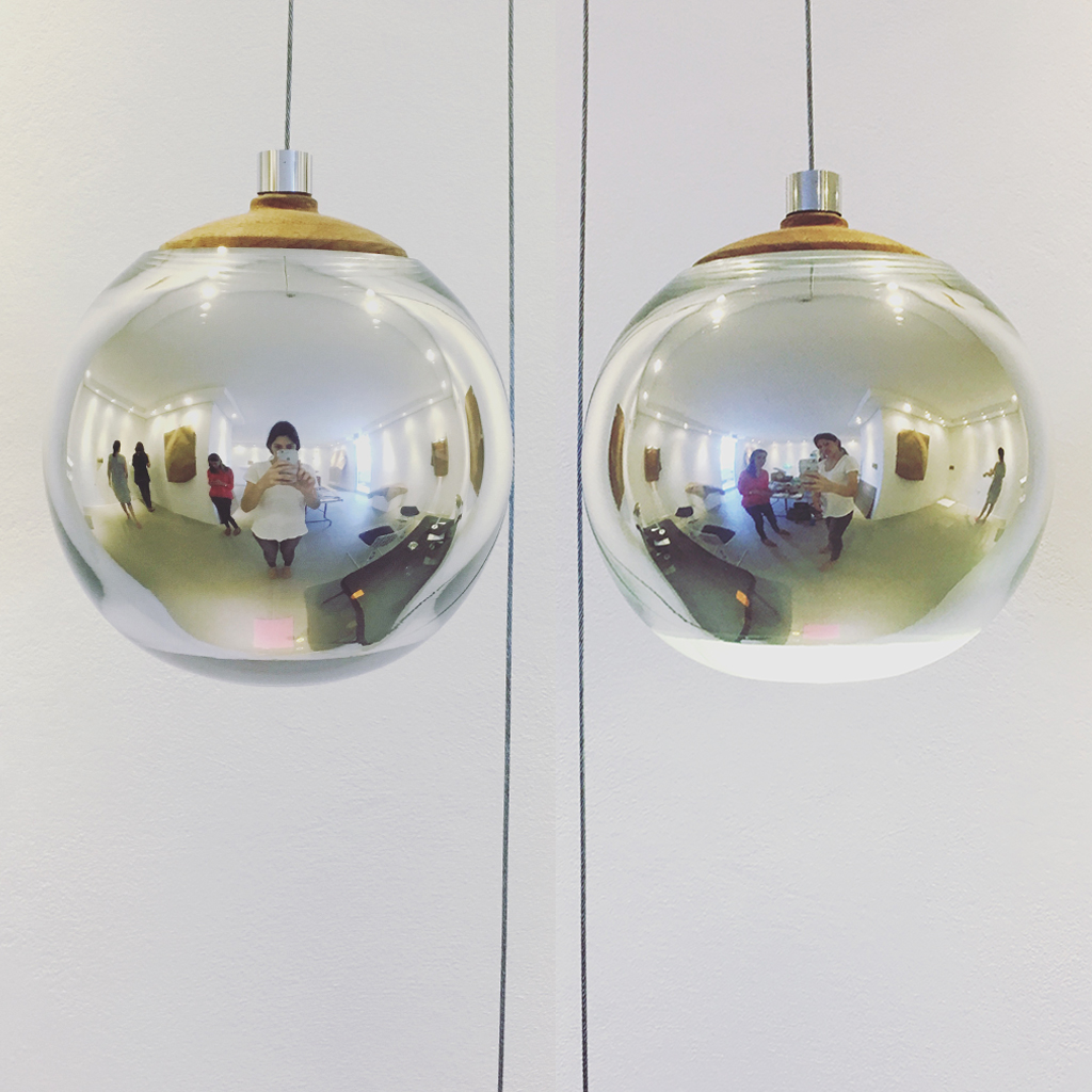 Malabares: instalación interactiva sobre tiempo, reflejo y lectura personal