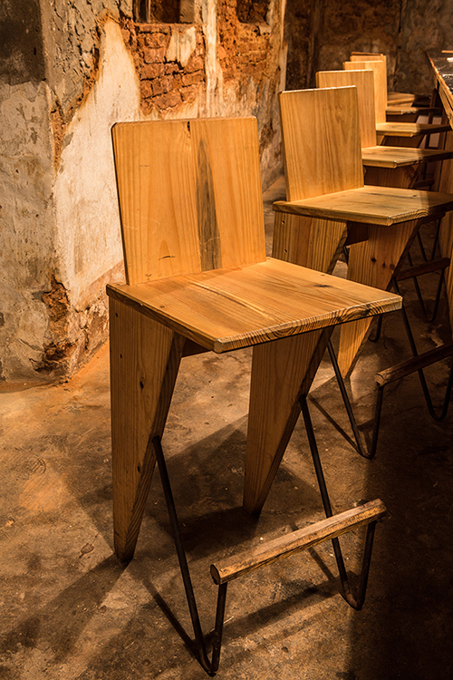 Taburete La Cubanita: mobiliario de bar con estética de mercado popular