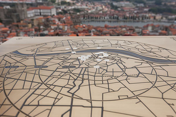 Torre dos Clérigos: restauración patrimonial y recorrido panorámico en Oporto